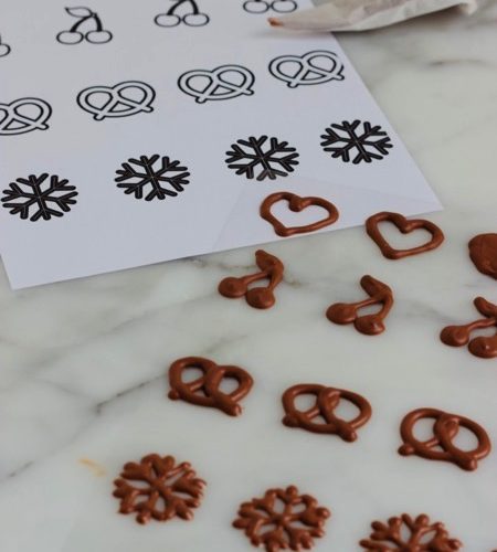 Chocolade decoraties maken op van sjabloon (+gratis download)