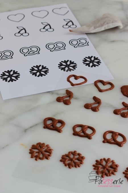 Vertrek naar naaimachine Fragiel Chocolade decoraties maken op basis van een sjabloon (+gratis download)
