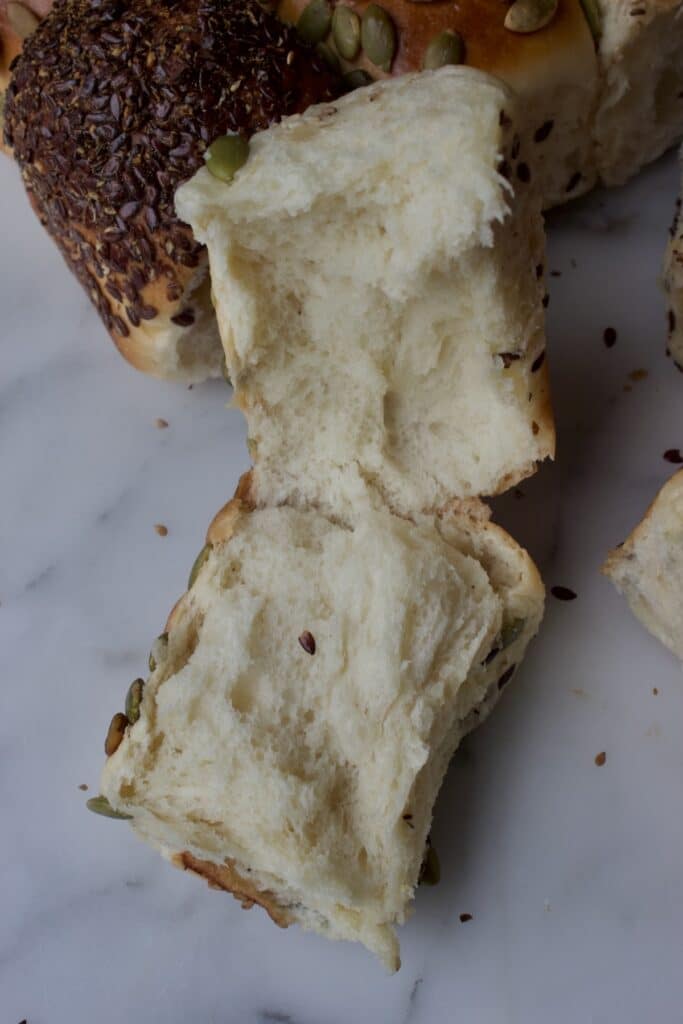 open gemaakt gebakken breekbroodje zodat de luchtige structuur van het brooddeeg zichtbaar is