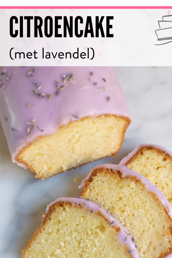 citroencake met lavendel waar drie losse plakjes cake voor liggen en met de tekst boven de foto