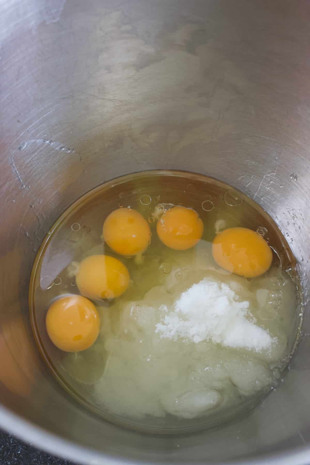 eieren, suiker en olie in een kom