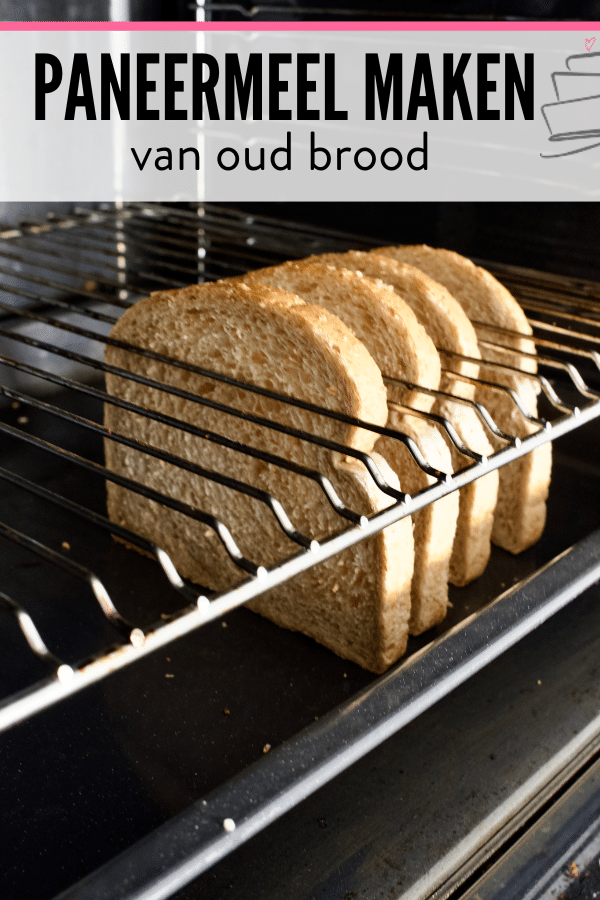 oude boterhammen in een rooster in de oven om te drogen voor paneermeel met daarboven de tekst ' paneermeel maken van oud brood"