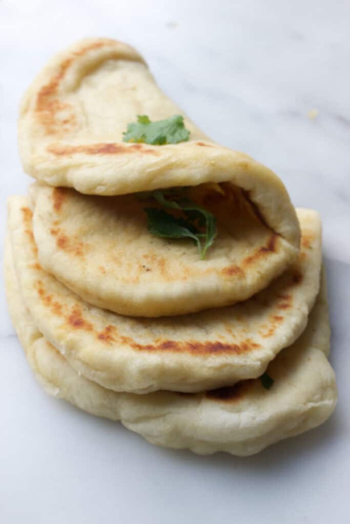 naan met knoflookboter en verse koriander