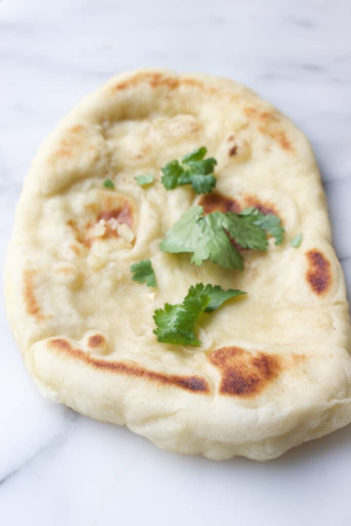 naan brood met verse koriander