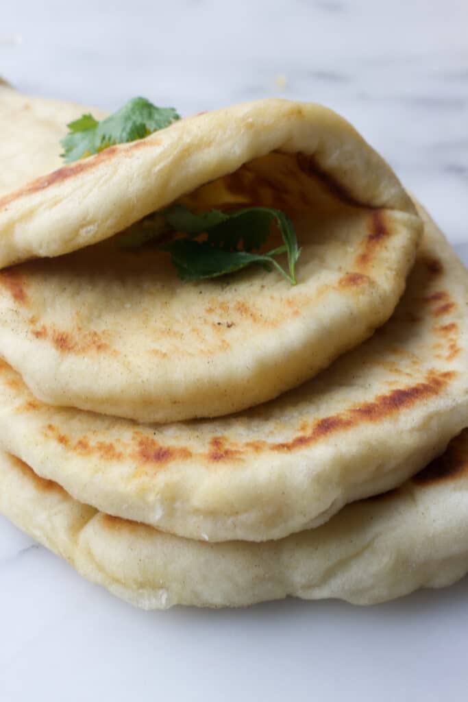 stapel naan brood met verse koriander