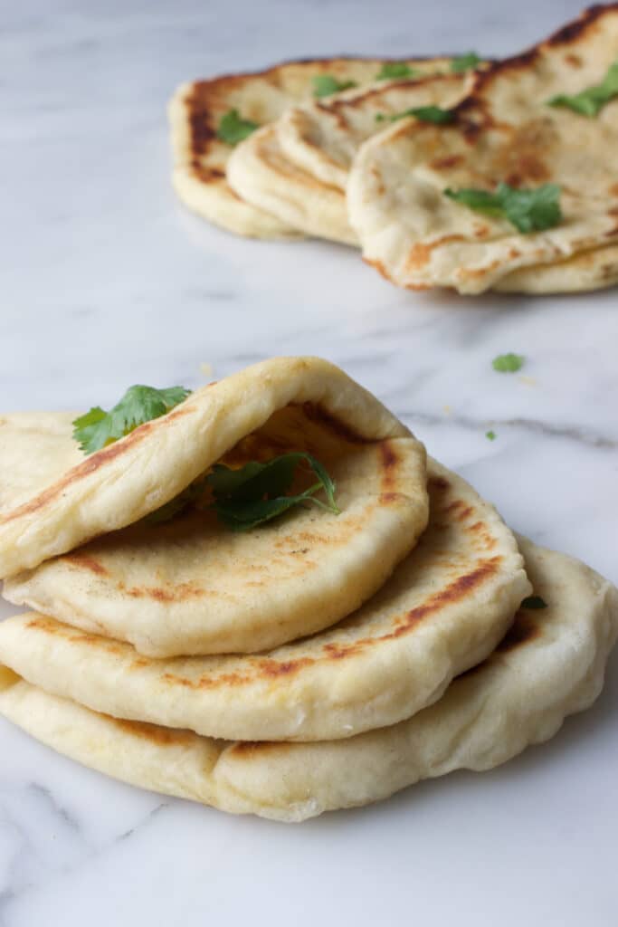 naanbroodjes met knoflookboter en verse koriander