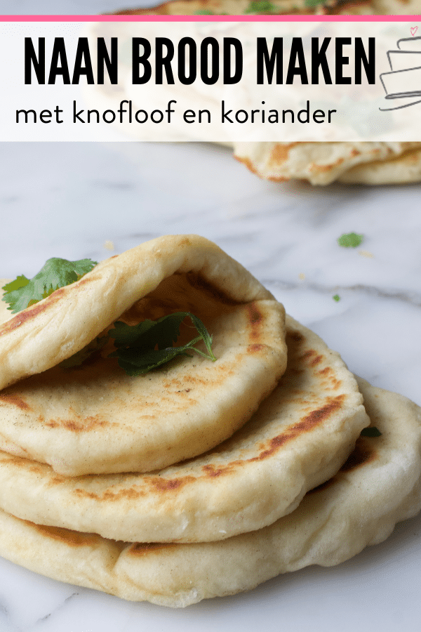 stapel naan brood met verse koriander