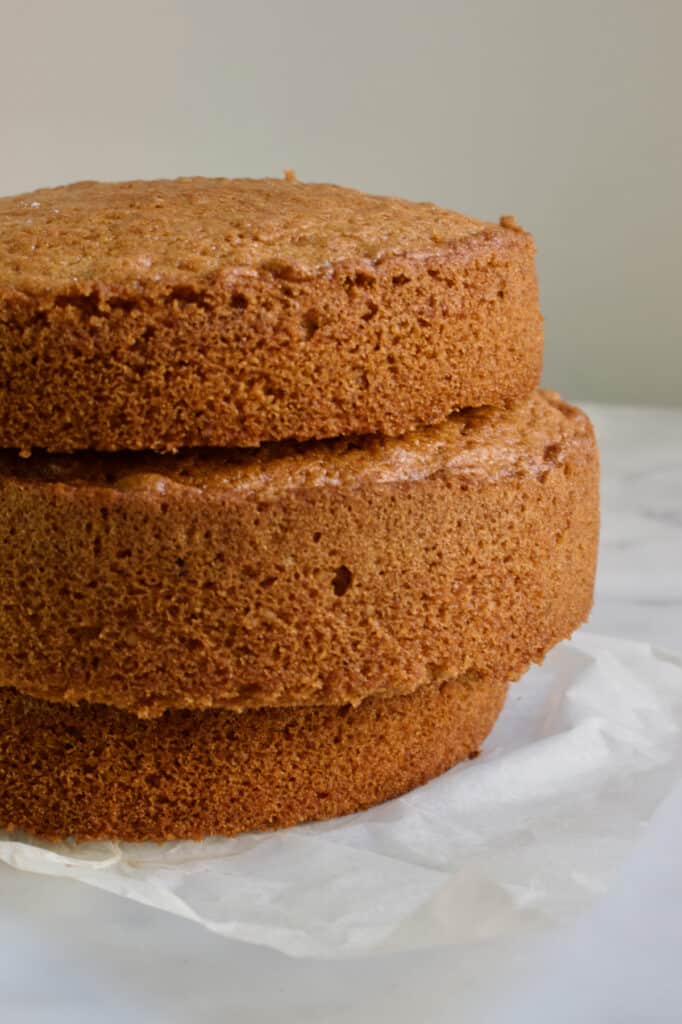 drie lagen gebakken walnoten cake voor een walnoot mokka stapel taart