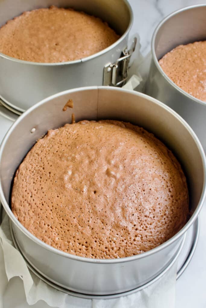 drie bakvormen met gebakken walnoten cake erin